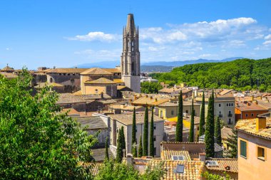 Girona 'nın panoramik hava manzarası Sant Feliu Bazilikası ile görünür, Katalonya, İspanya.