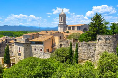 Girona 'nın panoramik hava manzarası, savunma duvarları ve katedral, Katalonya, İspanya.