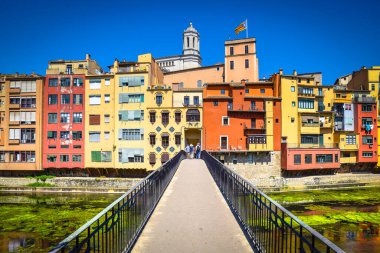 Girona 'daki renkli sarı ve turuncu evler, Pont de la Princesa' dan (köprü) manzara, Katalonya, İspanya.
