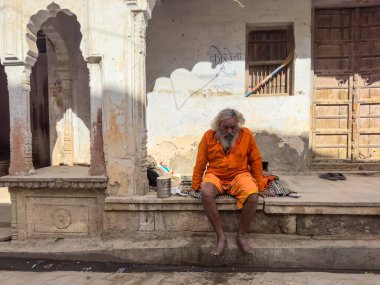 Varanasi, Uttar Pradesh, Hindistan - Kasım 2022: Tanınmayan Hint sadhu baba 'nın portresi gün doğumunda Varanasi şehrinde Ganj nehri kıyısındaki ghat üzerinde.