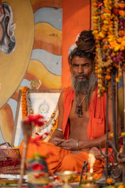Varanasi, Uttar Pradesh, Hindistan - Kasım 2022: Tanınmayan Hint sadhu baba 'nın portresi gün doğumunda Varanasi şehrinde Ganj nehri kıyısındaki ghat üzerinde.