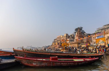 Varanasi, Uttar Pradesh, Hindistan - Kasım 2022: Ganj nehri boyunca antik tapınakları ve binaları olan tarihi Varanasi şehri 