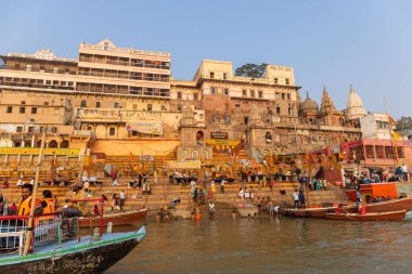 Varanasi, Uttar Pradesh, Hindistan - Kasım 2022: Ganj nehri boyunca antik tapınakları ve binaları olan tarihi Varanasi şehri 