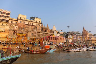 Varanasi, Uttar Pradesh, Hindistan - Kasım 2022: Ganj nehri boyunca antik tapınakları ve binaları olan tarihi Varanasi şehri 