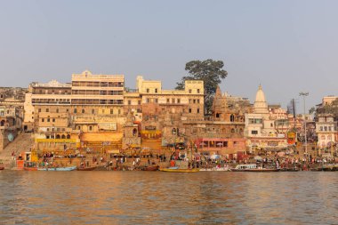 Varanasi, Uttar Pradesh, Hindistan - Kasım 2022: Ganj nehri boyunca antik tapınakları ve binaları olan tarihi Varanasi şehri