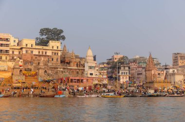 Varanasi, Uttar Pradesh, Hindistan - Kasım 2022: Ganj nehri boyunca antik tapınakları ve binaları olan tarihi Varanasi şehri