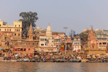 Varanasi, Uttar Pradesh, Hindistan - Kasım 2022: Ganj nehri boyunca antik tapınakları ve binaları olan tarihi Varanasi şehri