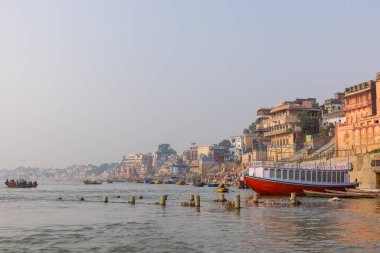 Varanasi, Uttar Pradesh, Hindistan - Kasım 2022: Ganj nehri boyunca antik tapınakları ve binaları olan tarihi Varanasi şehri