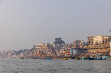 Varanasi, Uttar Pradesh, Hindistan - Kasım 2022: Ganj nehri boyunca antik tapınakları ve binaları olan tarihi Varanasi şehri