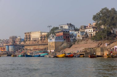 Varanasi, Uttar Pradesh, Hindistan - Kasım 2022: Ganj nehri boyunca antik tapınakları ve binaları olan tarihi Varanasi şehri