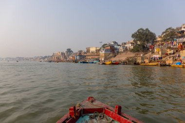 Varanasi, Uttar Pradesh, Hindistan - Kasım 2022: Ganj nehri boyunca antik tapınakları ve binaları olan tarihi Varanasi şehri