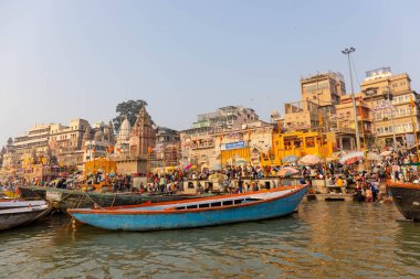 Varanasi, Uttar Pradesh, Hindistan - Kasım 2022: Ganj nehri boyunca antik tapınakları ve binaları olan tarihi Varanasi şehri