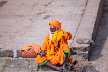 Varanasi, Uttar Pradesh, Hindistan - Kasım 2022: Tanınmayan Hint sadhu baba 'nın portresi gün doğumunda Varanasi şehrinde Ganj nehri kıyısındaki ghat üzerinde.