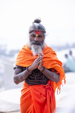 Varanasi, Uttar Pradesh, Hindistan - Kasım 2022: Tanınmayan Hint sadhu baba 'nın portresi gün doğumunda Varanasi şehrinde Ganj nehri kıyısındaki ghat üzerinde.