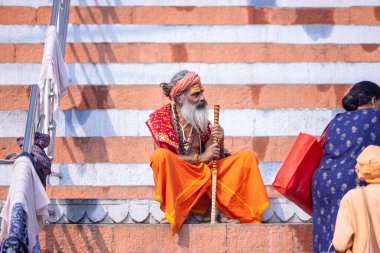 Varanasi, Uttar Pradesh, Hindistan - Kasım 2022: Tanınmayan Hint sadhu baba 'nın portresi gün doğumunda Varanasi şehrinde Ganj nehri kıyısındaki ghat üzerinde.