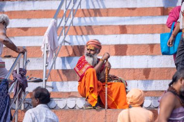 Varanasi, Uttar Pradesh, Hindistan - Kasım 2022: Tanınmayan Hint sadhu baba 'nın portresi gün doğumunda Varanasi şehrinde Ganj nehri kıyısındaki ghat üzerinde.