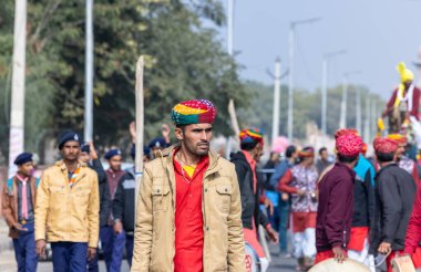 Bikaner, Rajasthan, Hindistan - Ocak 2023: Deve Festivali, türban takan genç bir erkeğin portresi. Bikaner 'in Rajput erkeği.