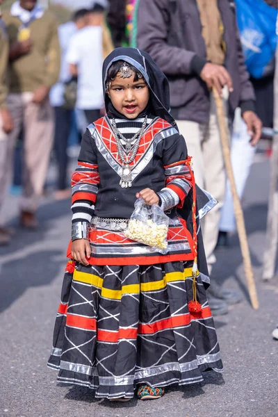 Rishikesh, Uttarakhand, Hindistan - Ekim 2022: festivaldeki insanlar Pulkar caddesinde. Seçici odak.