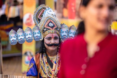 Noida, Uttar Pradesh India - Şubat 2023: Noida Haat, Erkek sanatçılar Noida haat 'ta Saras ajeevika' ya katılırken on başlı Kral Ravan gibi giyinirler. Ravana hem kral hem de Ramayan 'ın bir parçası..