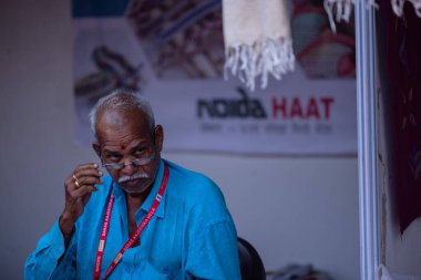Noida, Uttar Pradesh India - Şubat 2023: Noida Haat, Noida haat 'a katılan eski bir esnaf portresi..