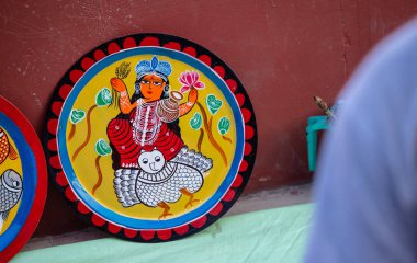 Noida, Uttar Pradesh, Hindistan - Şubat 2023: Seramik tabakta el yapımı Hindu tanrı karakteri. Seçici odak.