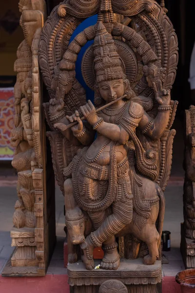 インド ウッタル プラデシュ州ノイダ 2023年2月 木の芸術 クリシュナ卿の偶像 オブジェクトに対する選択的フォーカス — ストック写真