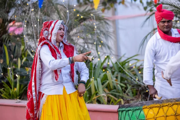 印度北方邦诺伊达 2023年2月 诺伊达 Noida Haat 一位身份不明的男性艺术家 身穿五颜六色的民族服装 表演哈里亚那的民间舞蹈 带着微笑和表情 — 图库照片