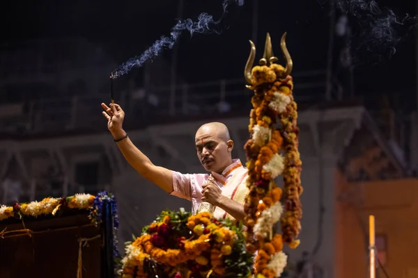 stock image Varanasi, Uttar Pradesh, India - November 2022: Ganga aarti, Portrait of an young priest performing river ganges evening aarti at dasaswamedh ghat in traditional dress with sanatan hindu rituals.