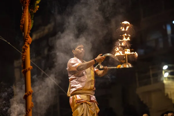 ヴァラナシ ウッタル プラデシュ州 インド 2022年11月 ガンガアラティ 若い司祭の肖像画は サナタン ヒンドゥの儀式と伝統的なドレスでDaswamedhの帽子で川の怒りの夜のアアリを実行しています — ストック写真