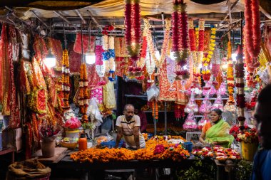 Rishikesh, Uttarakhand, Hindistan - Ekim 2022: Kutsal Rishikesh, Nehir Çetesi yakınlarındaki tanımlanamayan Brahmin erkek portresi.