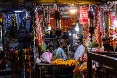 Rishikesh, Uttarakhand, Hindistan - Ekim 2022: Kutsal Rishikesh, Nehir Çetesi yakınlarındaki tanımlanamayan Brahmin erkek portresi.