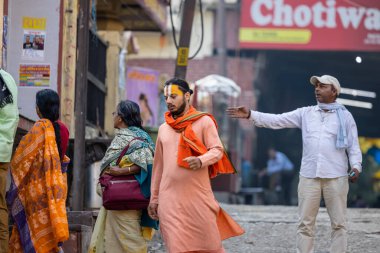 Rishikesh, Uttarakhand, Hindistan - Ekim 2022: Kutsal Rishikesh, Nehir Çetesi yakınlarındaki tanımlanamayan Brahmin erkek portresi.