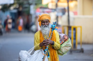 Rishikesh, Uttarakhand, Hindistan - Ekim 2022: Kutsal Rishikesh, Nehir Çetesi yakınlarındaki tanımlanamayan Brahmin erkek portresi.