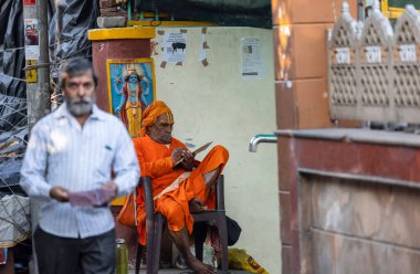 Rishikesh, Uttarakhand, Hindistan - Ekim 2022: Kutsal Rishikesh, Nehir Çetesi yakınlarındaki tanımlanamayan Brahmin erkek portresi.