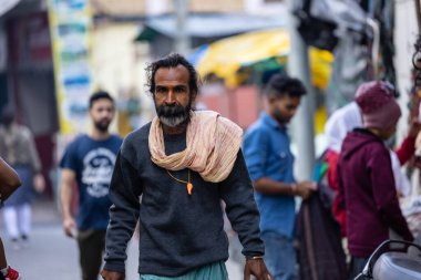 Rishikesh, Uttarakhand, Hindistan - Ekim 2022: Kutsal Rishikesh, Nehir Çetesi yakınlarındaki tanımlanamayan Brahmin erkek portresi.