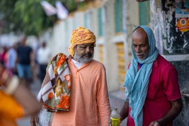 Rishikesh, Uttarakhand, Hindistan - Ekim 2022: Kutsal Rishikesh, Nehir Çetesi yakınlarındaki tanımlanamayan Brahmin erkek portresi.