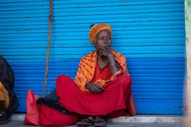 Rishikesh, Uttarakhand, Hindistan - Ekim 2022: Kutsal Rishikesh, Nehir Çetesi yakınlarındaki tanımlanamayan Brahmin erkek portresi.