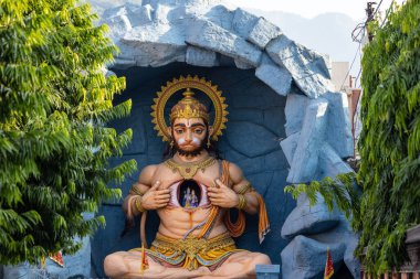Rishikesh, Uttarakhand, Hindistan - Ekim 2022: Lord Shiva, Lord Shiv 'in el yapımı heykeli nehir kenarındaki ganges ghat in rishikesh.