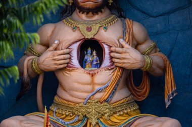 Rishikesh, Uttarakhand, Hindistan - Ekim 2022: Lord Shiva, Lord Shiv 'in el yapımı heykeli nehir kenarındaki ganges ghat in rishikesh.