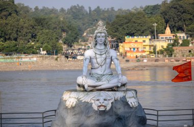Rishikesh, Uttarakhand, Hindistan - Ekim 2022: Lord Shiva, Lord Shiv 'in el yapımı heykeli nehir kenarındaki ganges ghat in rishikesh.