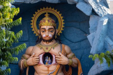 Rishikesh, Uttarakhand, Hindistan - Ekim 2022: Lord Shiva, Lord Shiv 'in el yapımı heykeli nehir kenarındaki ganges ghat in rishikesh.