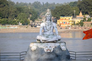 Rishikesh, Uttarakhand, Hindistan - Ekim 2022: Lord Shiva, Lord Shiv 'in el yapımı heykeli nehir kenarındaki ganges ghat in rishikesh.