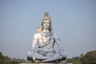 Rishikesh, Uttarakhand, Hindistan - Ekim 2022: Lord Shiva, Lord Shiv 'in el yapımı heykeli nehir kenarındaki ganges ghat in rishikesh.