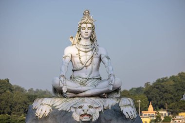 Rishikesh, Uttarakhand, Hindistan - Ekim 2022: Lord Shiva, Lord Shiv 'in el yapımı heykeli nehir kenarındaki ganges ghat in rishikesh.