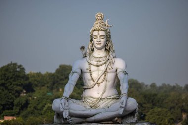 Rishikesh, Uttarakhand, Hindistan - Ekim 2022: Lord Shiva, Lord Shiv 'in el yapımı heykeli nehir kenarındaki ganges ghat in rishikesh.