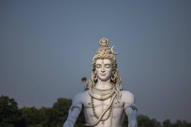 Rishikesh, Uttarakhand, Hindistan - Ekim 2022: Lord Shiva, Lord Shiv 'in el yapımı heykeli nehir kenarındaki ganges ghat in rishikesh.