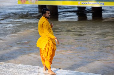 Rishikesh, Uttarakhand, Hindistan - Ekim 2022: Tanımlanamayan bir Hindu preist Rishikesh 'te Ganga nehri yakınlarında hindu ayinleri yapıyor..