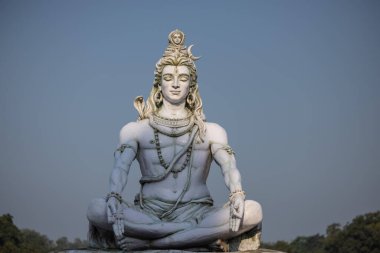 Rishikesh, Uttarakhand, Hindistan - Ekim 2022: Lord Shiva, Lord Shiv 'in el yapımı heykeli nehir kenarındaki ganges ghat in rishikesh.