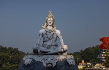 Rishikesh, Uttarakhand, Hindistan - Ekim 2022: Lord Shiva, Lord Shiv 'in el yapımı heykeli nehir kenarındaki ganges ghat in rishikesh.