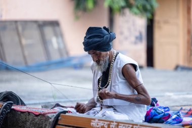 Rishikesh, Uttarakhand, Hindistan - Ekim 2022: Kutsal Rishikesh, Nehir Çetesi yakınlarındaki tanımlanamayan Brahmin erkek portresi.